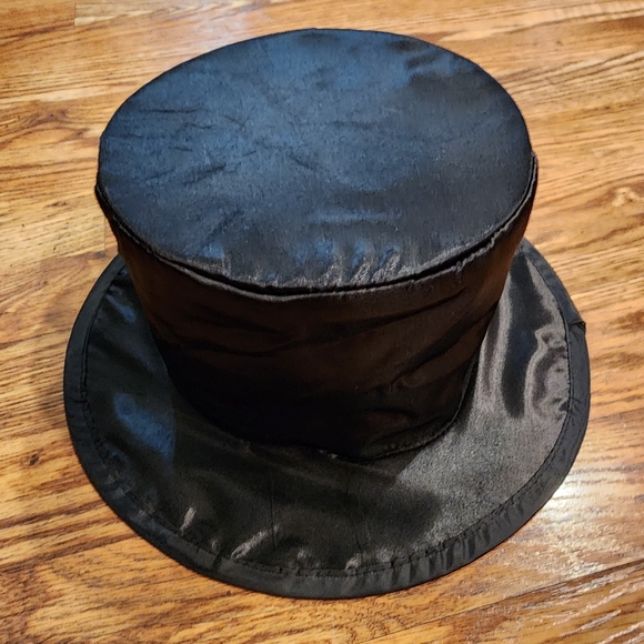 Black Top Hat/Magic Hat/Silky Snowman hatMeasures approx. 11.75" x 5" tall - Picture 4 of 5